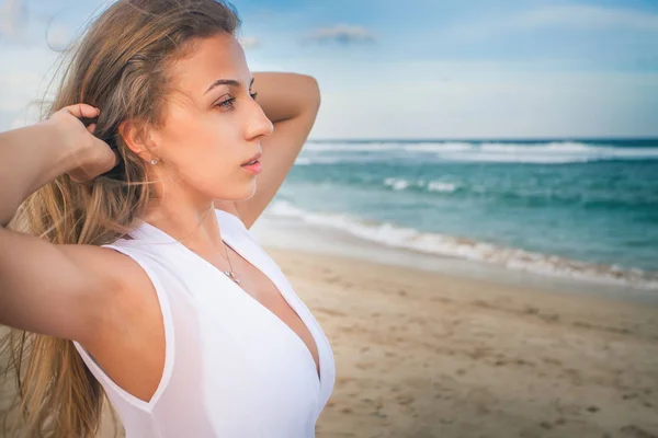 Mulher feliz viajando na Tailândia perto do mar . — Fotografia de Stock