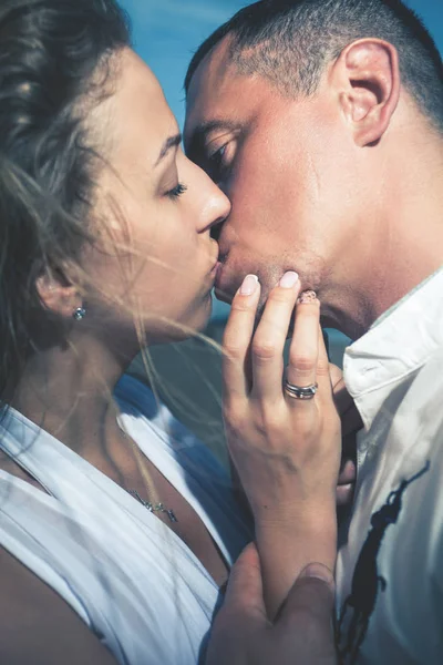 Küssendes Paar am Strand, Meerblick. Reisen in Thailand, Phuket — Stockfoto