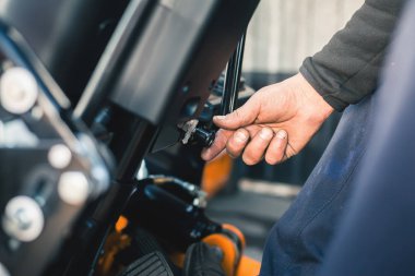 Closeup adam güvenilir ağır kamyon yükleyici sürücüler