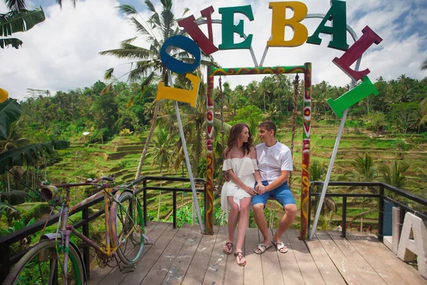 Glada par som går på risterrassen. Resa på Bali. — Stockfoto
