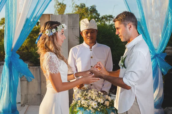 Pareja de boda acaba de casarse — Foto de Stock