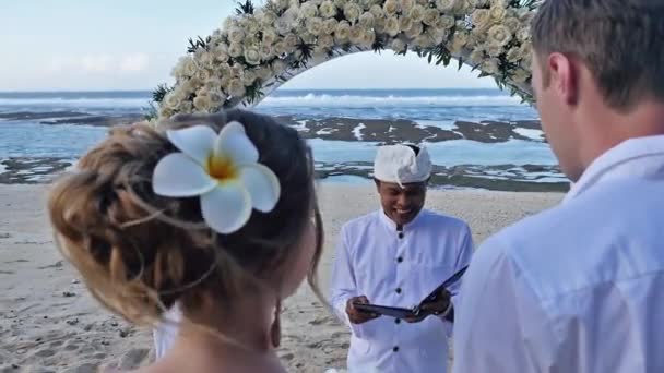 Filmagem slow Full HD de casamento casal acaba de se casar — Vídeo de Stock