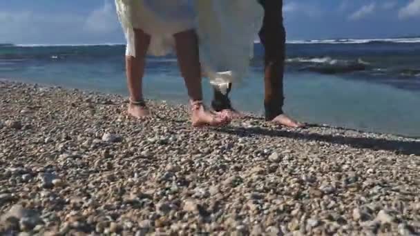 Filmación de pareja de boda recién casada y caminando en la playa — Vídeos de Stock