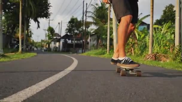 Lo skateboarder farà surf spot sullo skateboard. Stile di vita skateboard — Video Stock