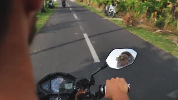 クローズ アップ映像男エンジン バイクを起動し、キーを入れて — ストック動画