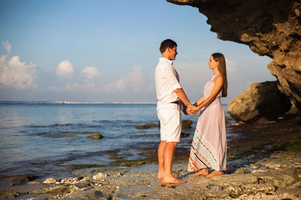 幸福夫妇的肖像, 在海滩上, 手, 海 — 图库照片