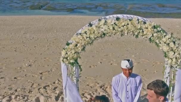 Imagens aéreas vista Drone Full HD Casamento casal acaba de se casar — Vídeo de Stock