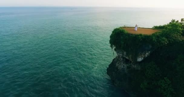 Nahaufnahme glückliches Paar an der Klippe in Thailand. — Stockvideo