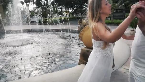 Filmagem de casal beijo feliz perto de um hotel — Vídeo de Stock