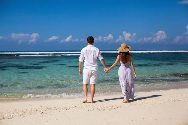 Portret van gelukkige paar, op het strand, houdt handen, zee — Stockfoto