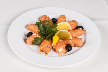 Somon bir plaka üzerinde rulo