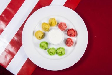 Beyaz bir plaka üzerinde renkli köfte