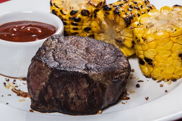 Mısır ile plaka üzerinde ızgara biftek