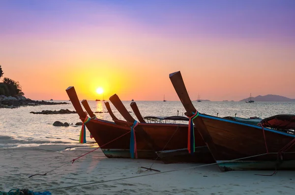 Barevný západ slunce s thajské tradiční longtail lodí na pláži — Stock fotografie
