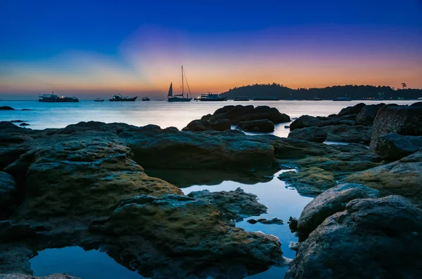 Colorido escuro crepúsculo mar e céu após o pôr do sol com veleiro, m — Fotografia de Stock