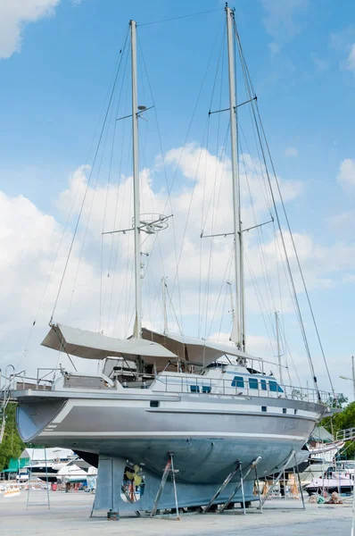 Zeilboot in een scheepswerf voor onderhoud bij andere typen boten — Stockfoto