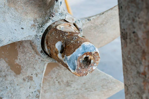 Selective focus of details old rusty ship propeller, waiting for — Stock Photo, Image