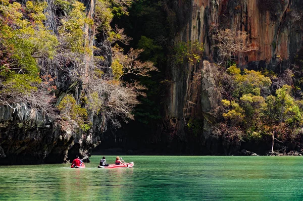 Große Kalksteinfelsen umgeben die grüne smaragdgrüne Lagune, die — Stockfoto