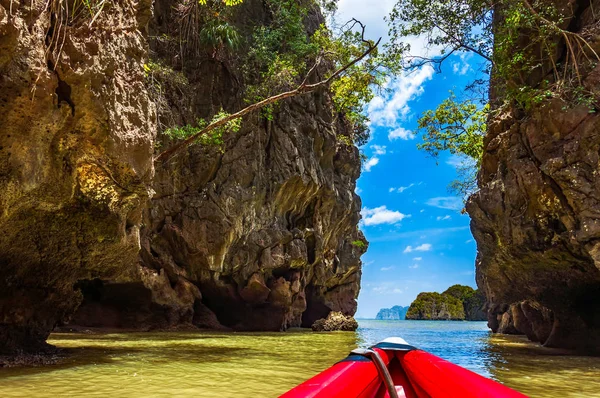 Duże urwiska wapienne skały w Phang nga bay na spływy kajakowe paddli — Zdjęcie stockowe