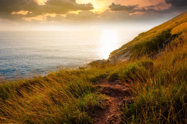 日没時に美しい風光明媚な不明な崖への秘密道 — ストック写真