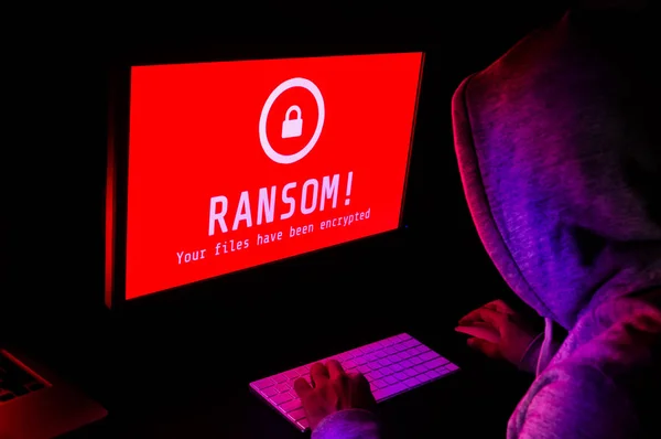 컴퓨터 화면 빨간색과는 hacke 랜 섬 공격 경고 — 스톡 사진