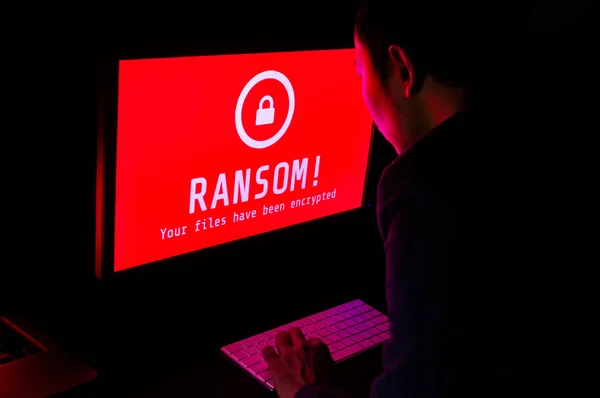 Tela do computador com arquivo de ataque ransomware criptografado alerta em r — Fotografia de Stock