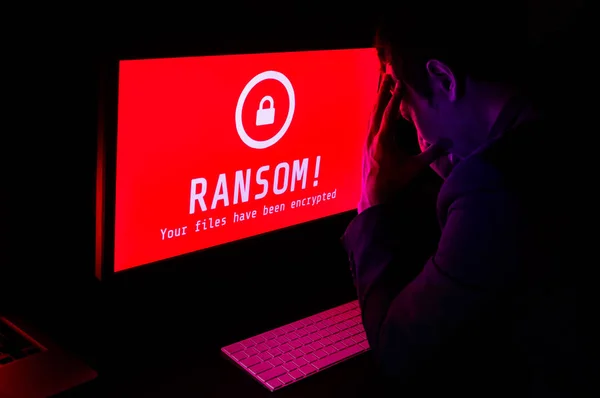 Tela do computador com arquivo de ataque ransomware criptografado alertas em — Fotografia de Stock