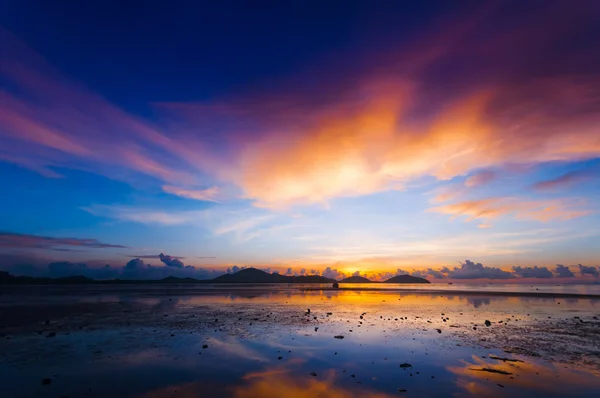 Přístav za svítání, před východem slunce ráno vytvořil barevné — Stock fotografie
