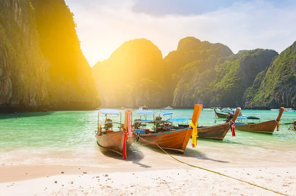 Traditionelles Langschwanzboot, das in der Maya-Bucht vor einem Schiff anlegt — Stockfoto