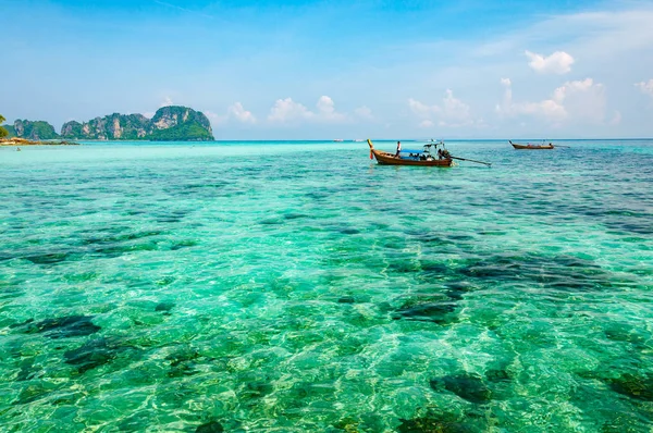 Um mar azul-turquesa cristalino na ilha Phi Phi Mar de Andamão em K — Fotografia de Stock