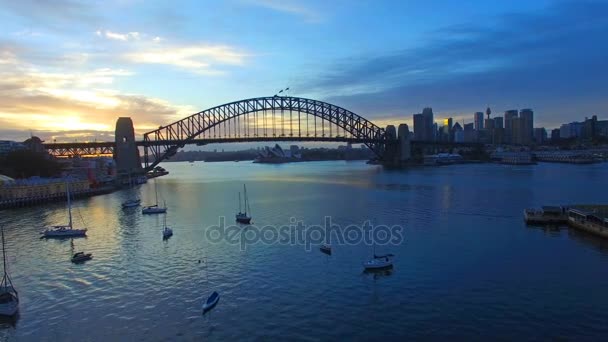 4 k letecké záběry na Sydney Harbour Bridge při východu slunce — Stock video