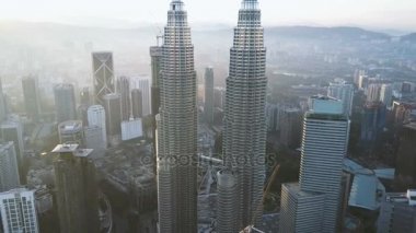 Kuala Lumpur şehir manzarası uçan uçak