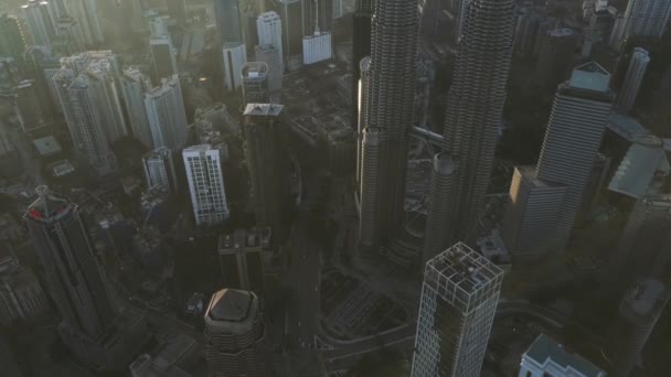 Drone volando sobre el horizonte de la ciudad de Kuala Lumpur — Vídeos de Stock