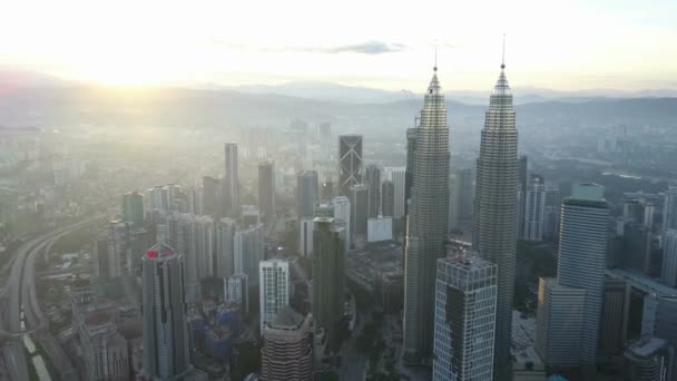 Drohne fliegt über der Skyline von Kuala Lumpur — Stockvideo