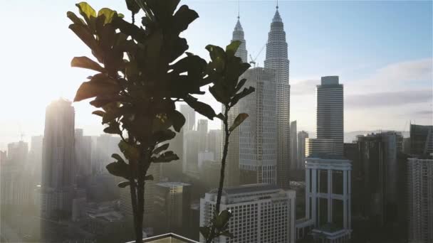 Drönare som flyger över Kuala Lumpur city skyline — Stockvideo