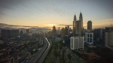 Kuala Lumpur şehir manzarası güneş doğarken, 4 k zaman atlamalı. Yakınlaştır