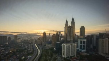 Kuala Lumpur şehir manzarası güneş doğarken, 4 k zaman atlamalı. Aşağı eğimli