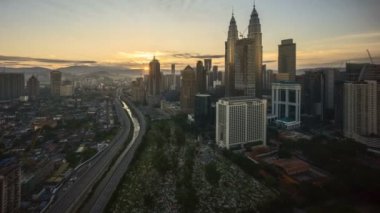 Kuala Lumpur şehir manzarası güneş doğarken, 4 k zaman atlamalı. Yukarı eğimli