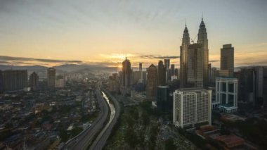 Kuala Lumpur şehir manzarası güneş doğarken, 4 k zaman atlamalı. Vınlamak dışarı