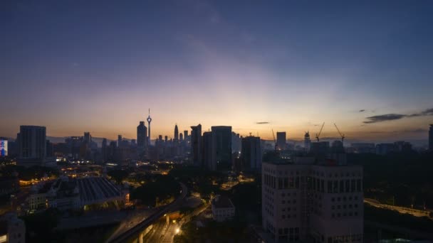 쿠알라룸푸르 스카이 라인에서 일출의 아래로 기울이려면 — 비디오