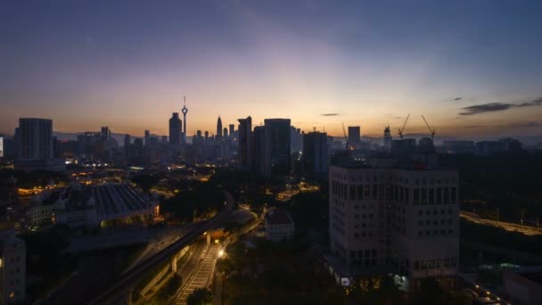 Zeitraffer Des Sonnenaufgangs Der Skyline Von Kuala Lumpur Auszoomen — Stockvideo