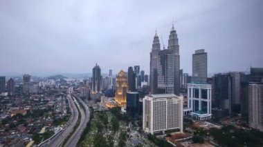 4 k zaman atlamalı günbatımı, Kuala Lumpur şehir manzarası. Aşağı eğimli