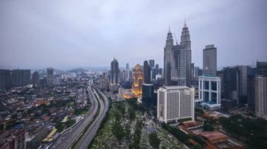 4 k zaman atlamalı günbatımı, Kuala Lumpur şehir manzarası. Yakınlaştır