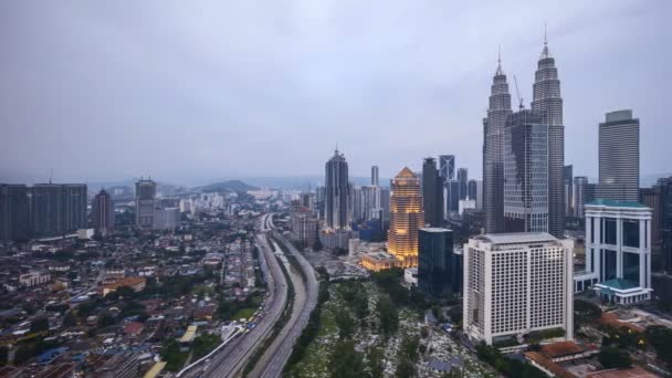 Zeitraffer Des Sonnenuntergangs Der Skyline Von Kuala Lumpur Pfanne Rechts — Stockvideo
