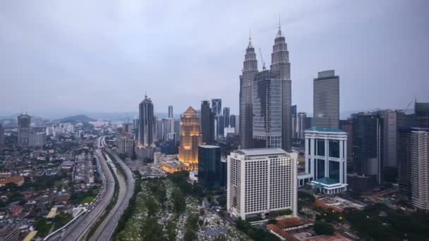 Time Lapse Sunset Kuala Lumpur City Skyline Inglés Pan Izquierda — Vídeo de stock