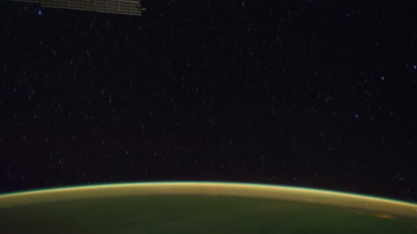 を国際宇宙ステーションからは 時間の経過に見られるように地球を回転させます Nasa ジョンソン宇宙センターの礼儀のイメージ — ストック動画