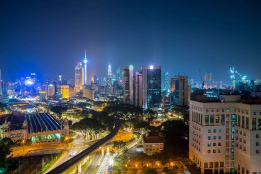 Güzel bir gece olay yerinde Kuala Lumpur Şehir skylin havadan görünümü