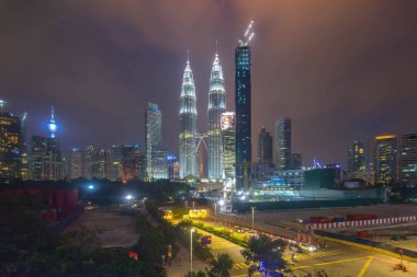 Kuala Lumpur şehir manzarası, bulutlu gökyüzü ile gece çekimi