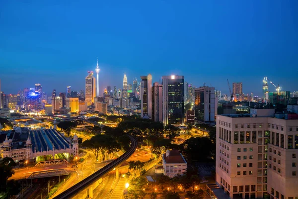 Luftaufnahme des schönen Sonnenuntergangs blaue Stunde in Kuala Lumpur Stadt s lizenzfreie Stockbilder