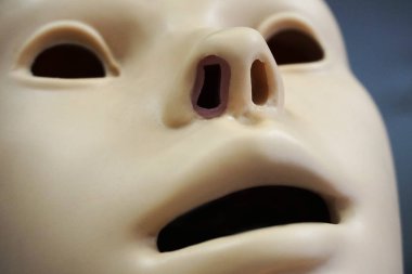 Henüz gözleri ile karşı karşıya. Robot maskeleme karakteri doktor amacı ile / futuristik tıbbi işçi. Yüz robot hasta olarak tıbbi simülasyon eğitimleri sırasında çalışır..